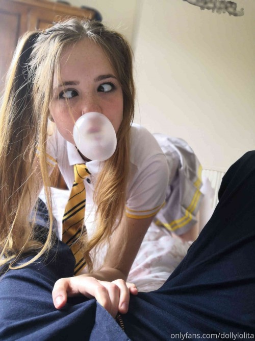 19 09 25 7202820 05 Schoolgirl set! Unseen pics from when I dressed up as a naughty schoolgirl.(..) 