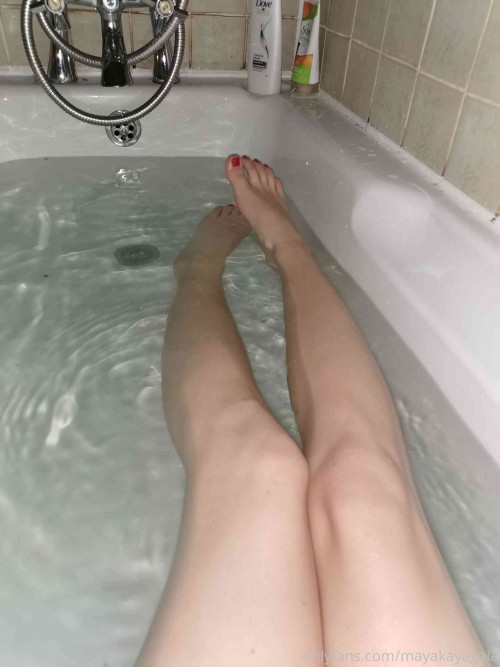 20 01 13 11613208 06 Tits and feet in the bath 1620x2160