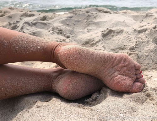 dianafetish 26 03 2020 27594436 Wonder how many grains of sand there are on my feet