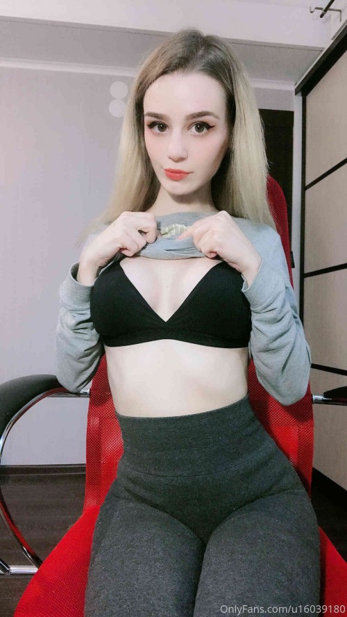 kanra cosplay 22 12 2019 16957641 Boobies or hips Who will win