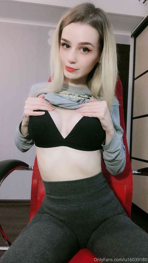 kanra cosplay 22 12 2019 16957652 Boobies or hips Who will win