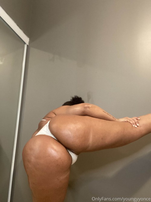 youngyyonce 17 07 2020 82178380 Fat pussy from the back