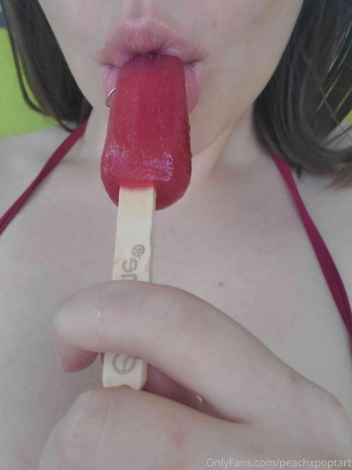 peachxpoptart 25 05 2020 359145068 Being silly with my popsicle 3