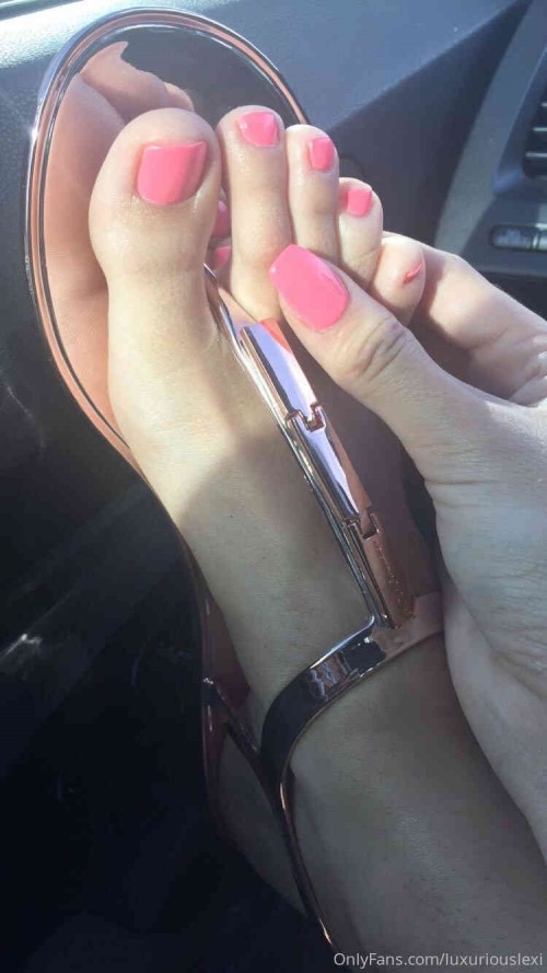 luxuriouslexi 15 11 2019 14259669 Hot Pink looks so good on My longtoes Tip 55 if you
